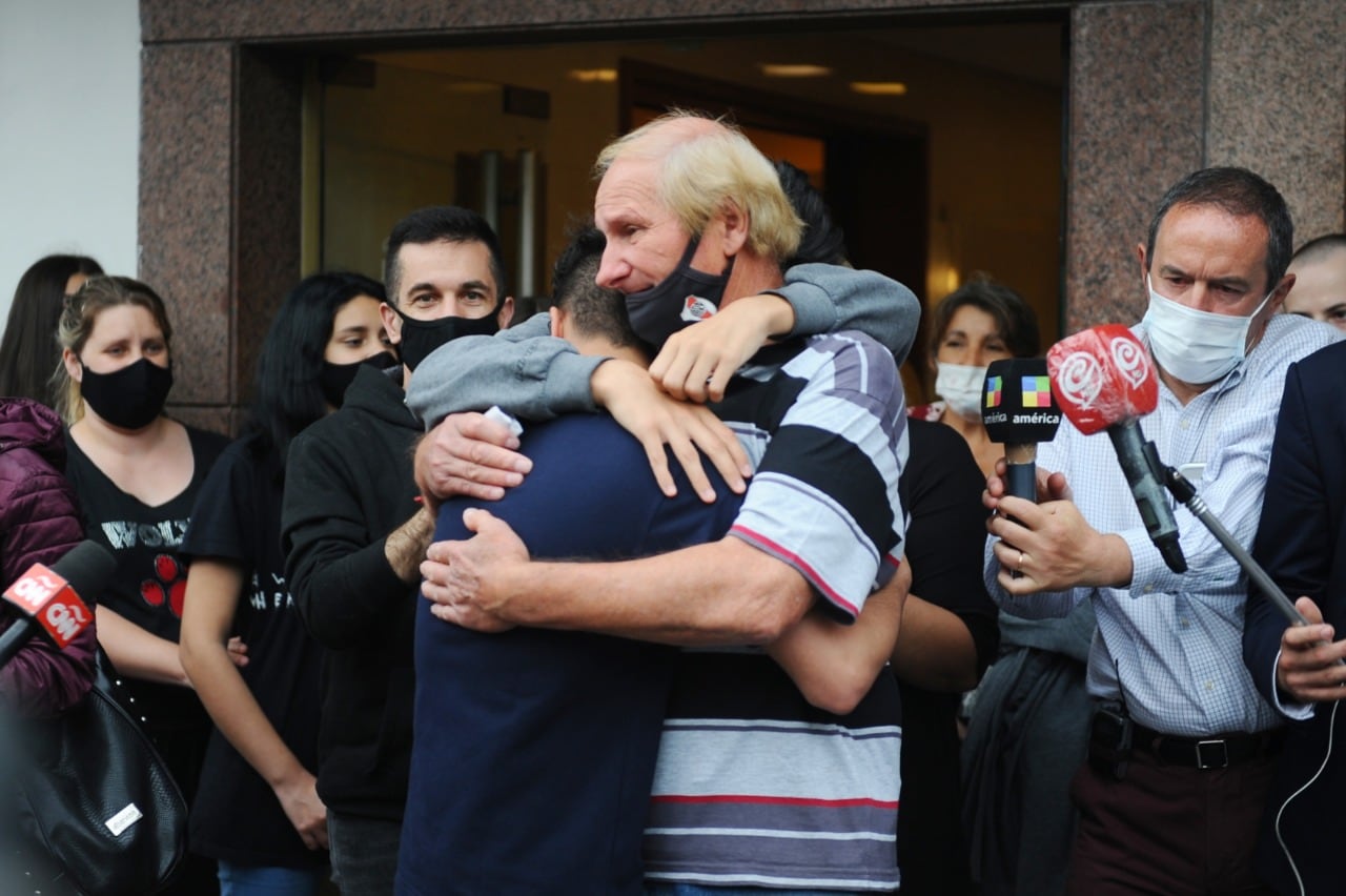 La angustia de Pedro, padre de Roberto, durante el velorio de su hijo. Foto: Clarín