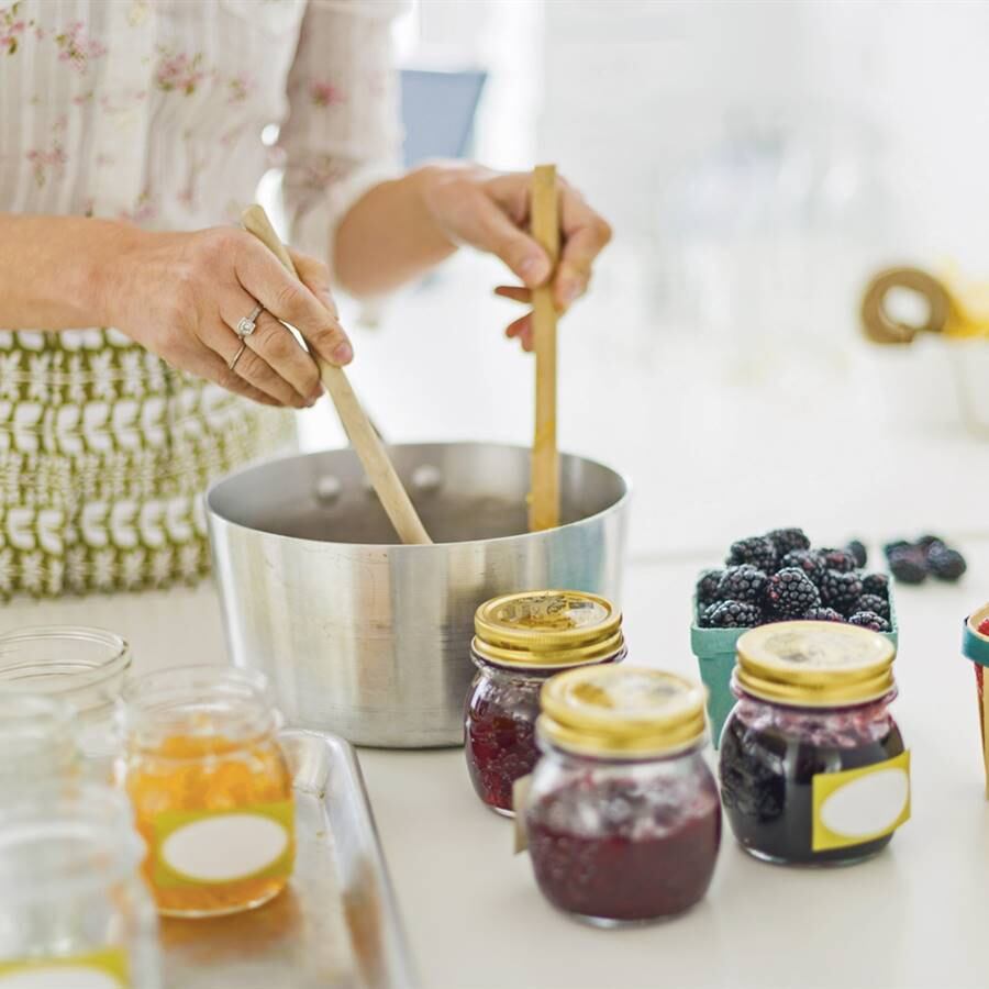 Lo primordial es elegir frutas y verduras en buen estados, además de esterilizar los recipientes de vidrio y utensilios a la hora de cocinar.