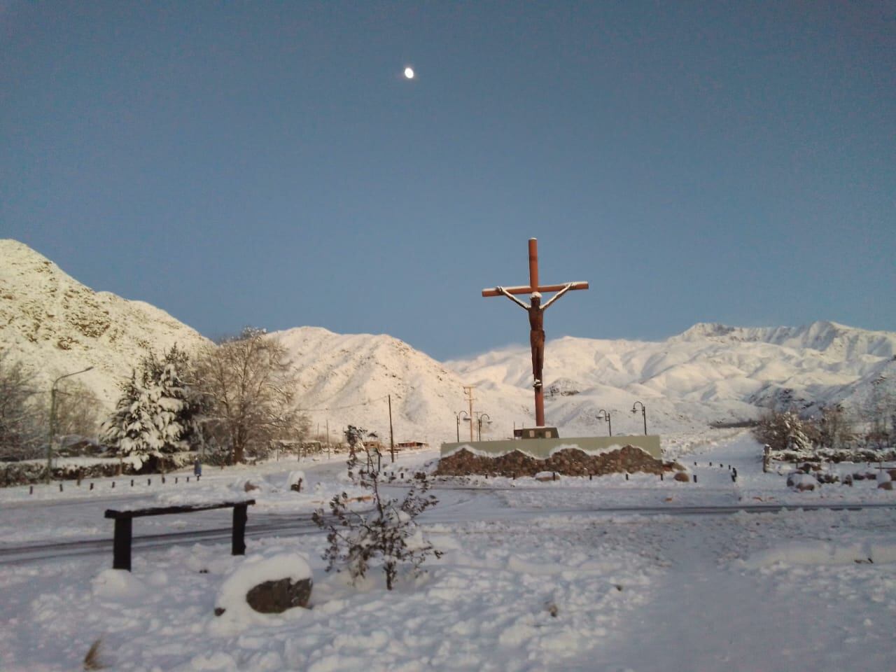 Durante la noche cayó nieve en el Manzano Histórico y hoy amaneció completamente de blanco.