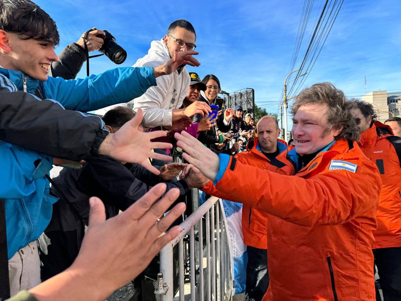 El presidente Milei fue recibido en la Antártida con mucha alegría por parte de los habitantes.