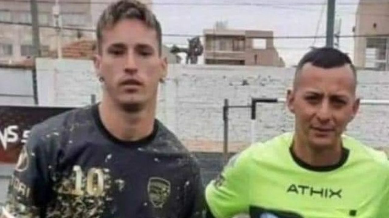 El agresor (Tapón) junto al árbitro (Paniagua) antes de lo ocurrido en el partido de fútbol amateur / Gentileza