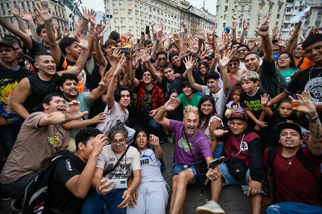 Miles de seguidores apasionados de la legendaria serie "Dragon Ball" se congregaron en el Obelisco. Gentileza: Clarín.