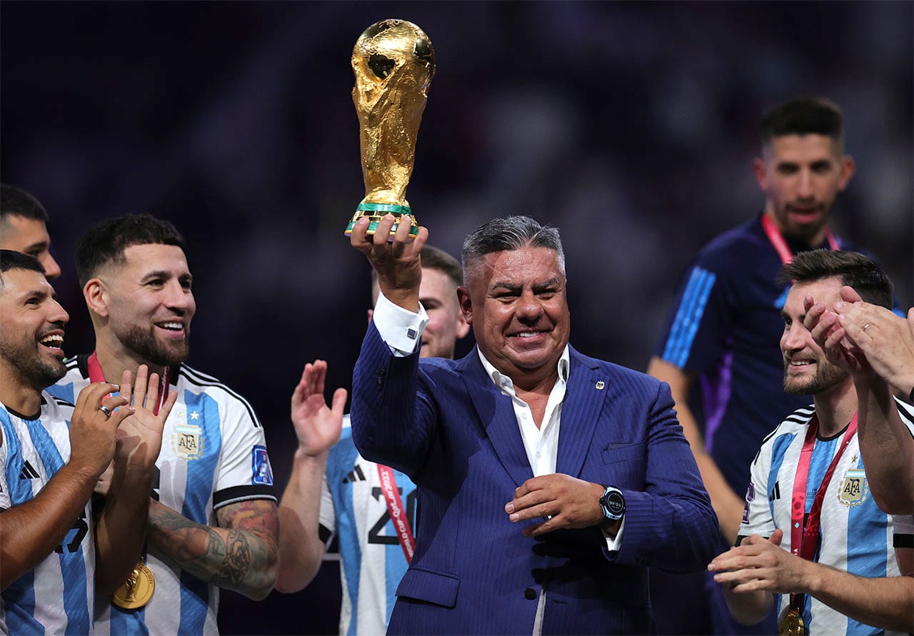 Lusail (Qatar), 18/12/2022.- Claudio Tapia (C), President of the Argentine Football Association, lifts the World Cup trophy after winning the FIFA World Cup 2022 Final between Argentina and France at Lusail stadium, Lusail, Qatar, 18 December 2022. (Mundial de Fútbol, Francia, Estados Unidos, Catar) EFE/EPA/Friedemann Vogel
