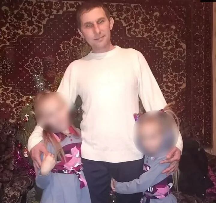 Vyacheslav Matrosov, de 34 años y sus dos hijas. Una de ellas fue abusada por su amigo. Foto: Web