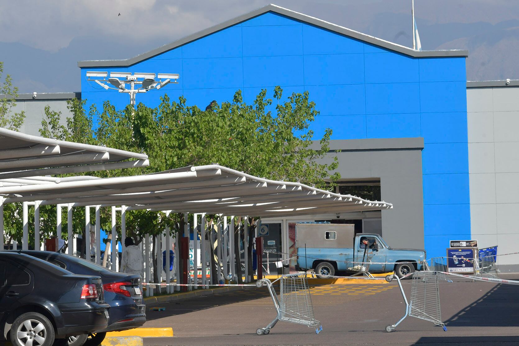 La cadena de Supermercados Waltmart sucursal Palmares, en Godoy Cruz

Foto: Orlando Pelichotti