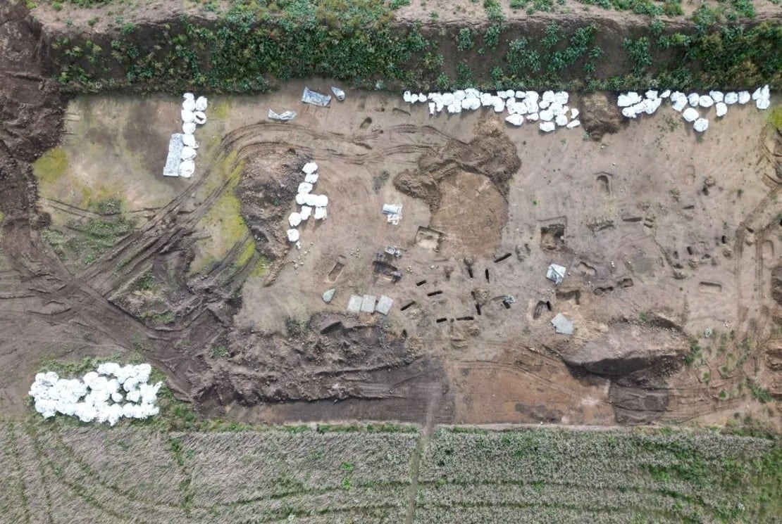 Una vista aérea muestra a arqueólogos trabajando en excavaciones en el enterramiento de la era vikinga hallado en el pueblo de Asum, Dinamarca. Crédito: Tom Little/Reuters