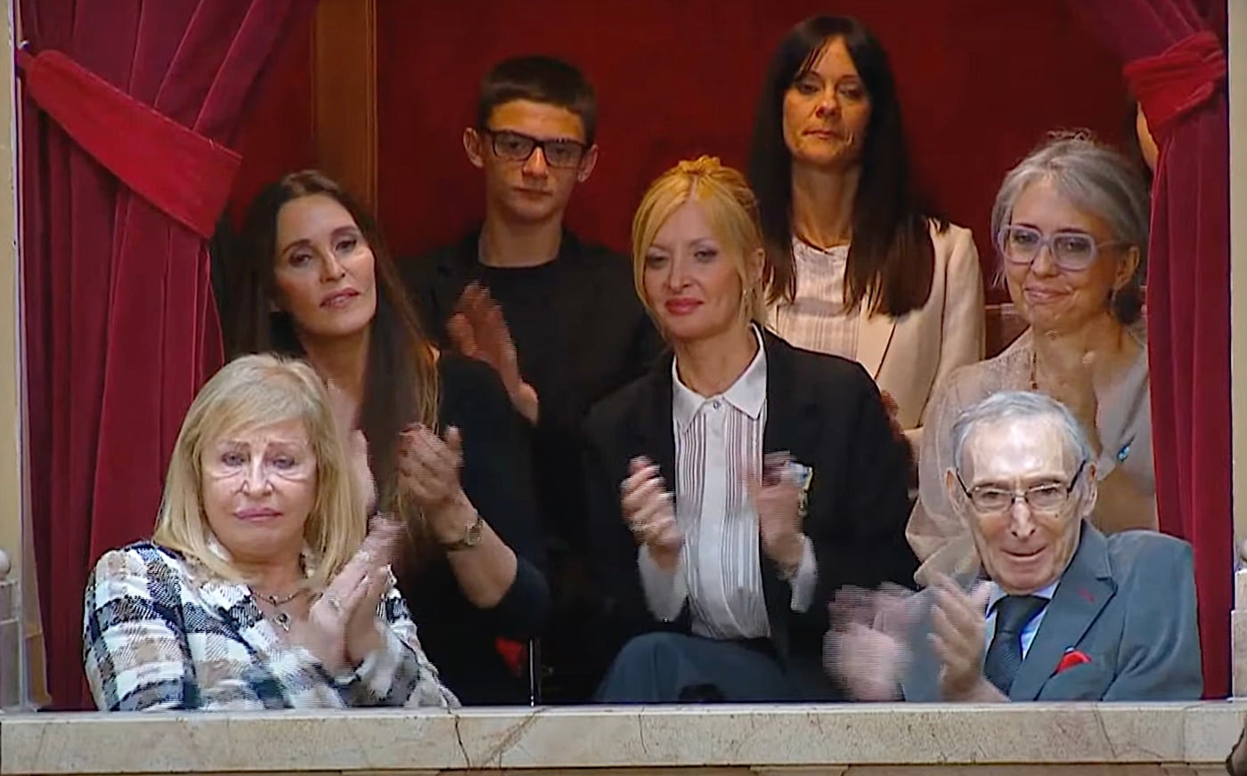 “Yuyito” González acompañó la presentación de Milei en el Congreso junto a los padres del presidente. Foto: Captura de video