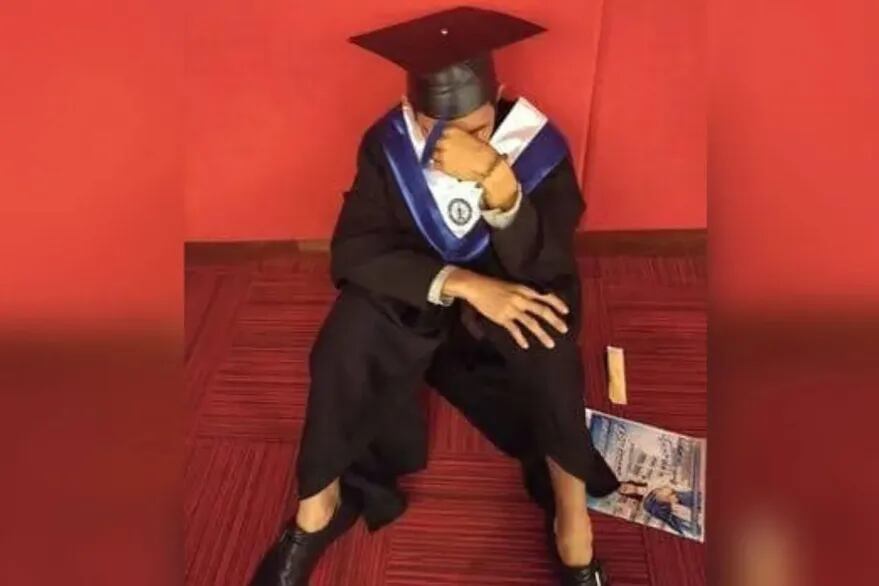 El joven se mostró devastado en su graduación al ver que su familia no había ido a acompañarlo. Foto: Web