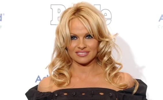 Pamela Anderson mostró su rostro sin nada de maquillaje.