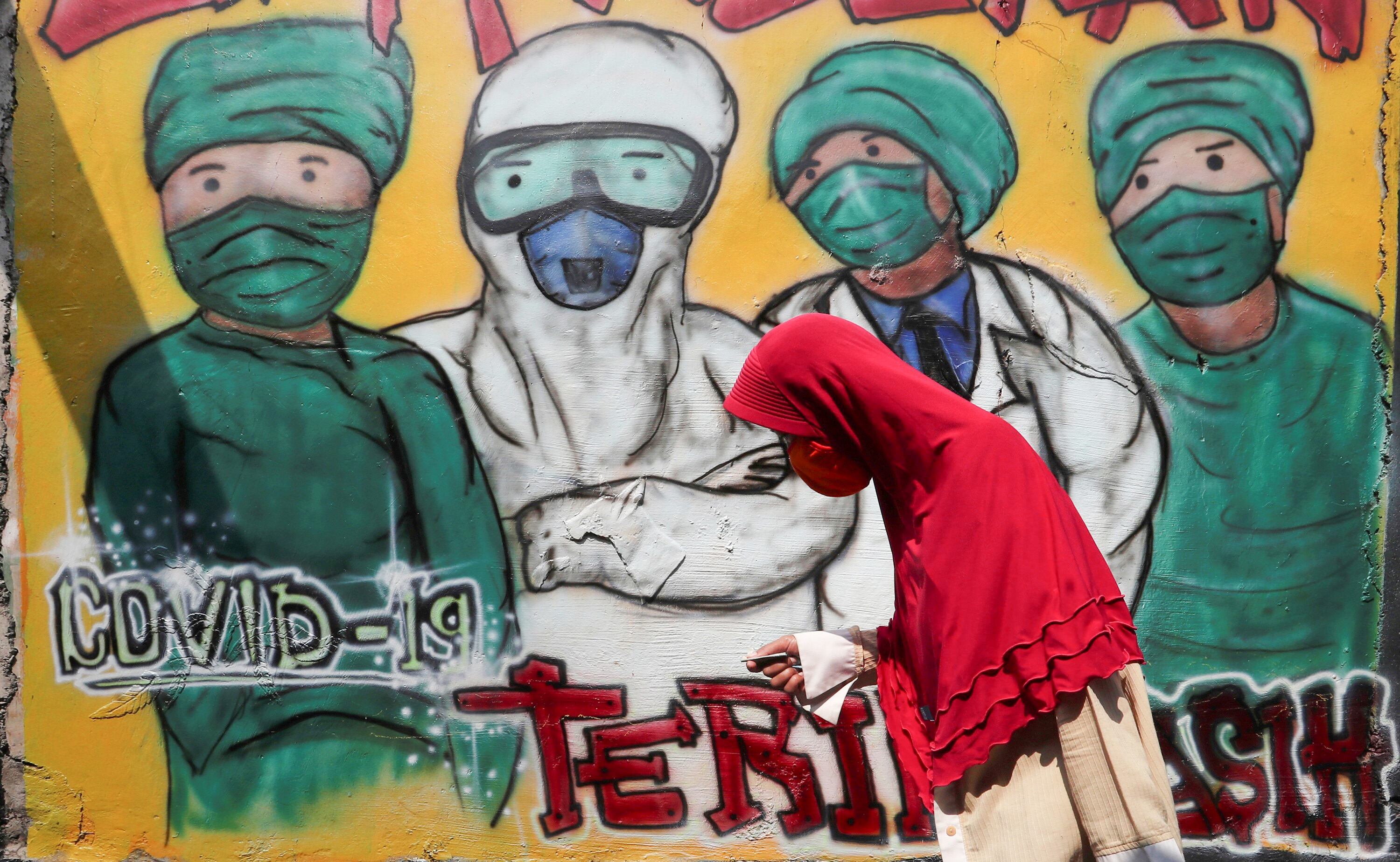 Mural de concientización sobre el coronavirus en la aldea de Rawa Pasung en Bekasi, en las afueras de Yakarta, Indonesia. AP