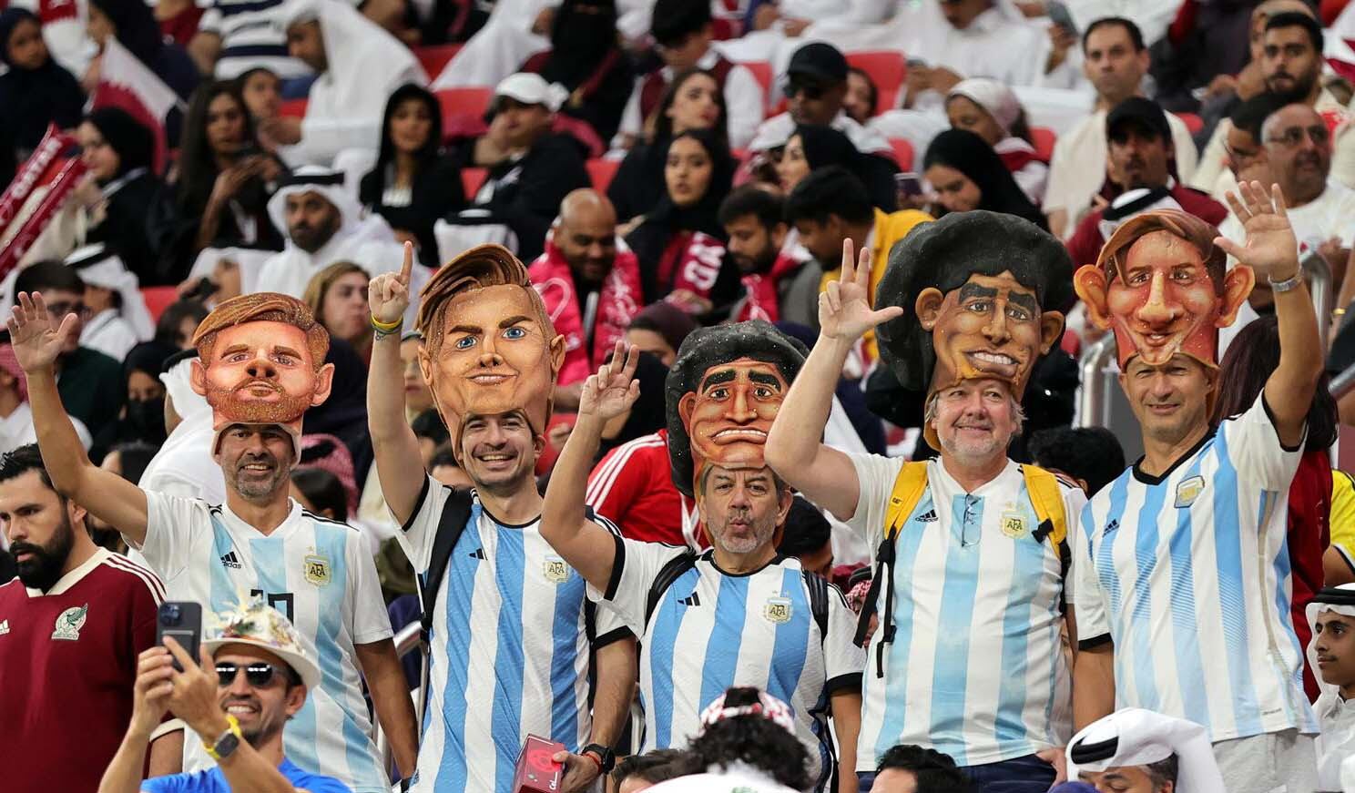 Fanáticos de todo el mundo llenan de color la Copa del Mundo Qatar 2022. Foto: EFE