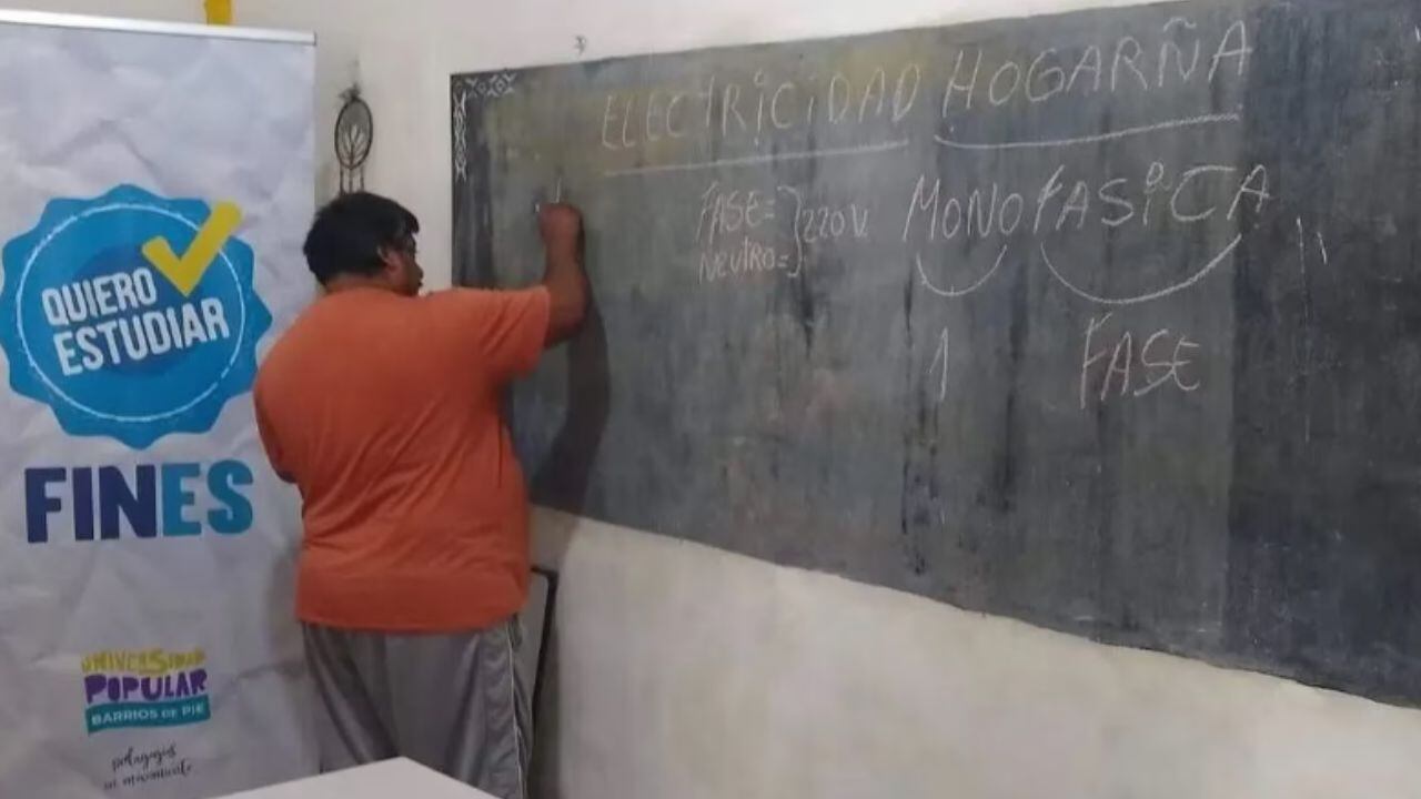 Juan tiene una gran vocación por la docencia y dijo que usará parte del dinero en perfeccionarse y poder dar cursos gratuitos de electricidad.