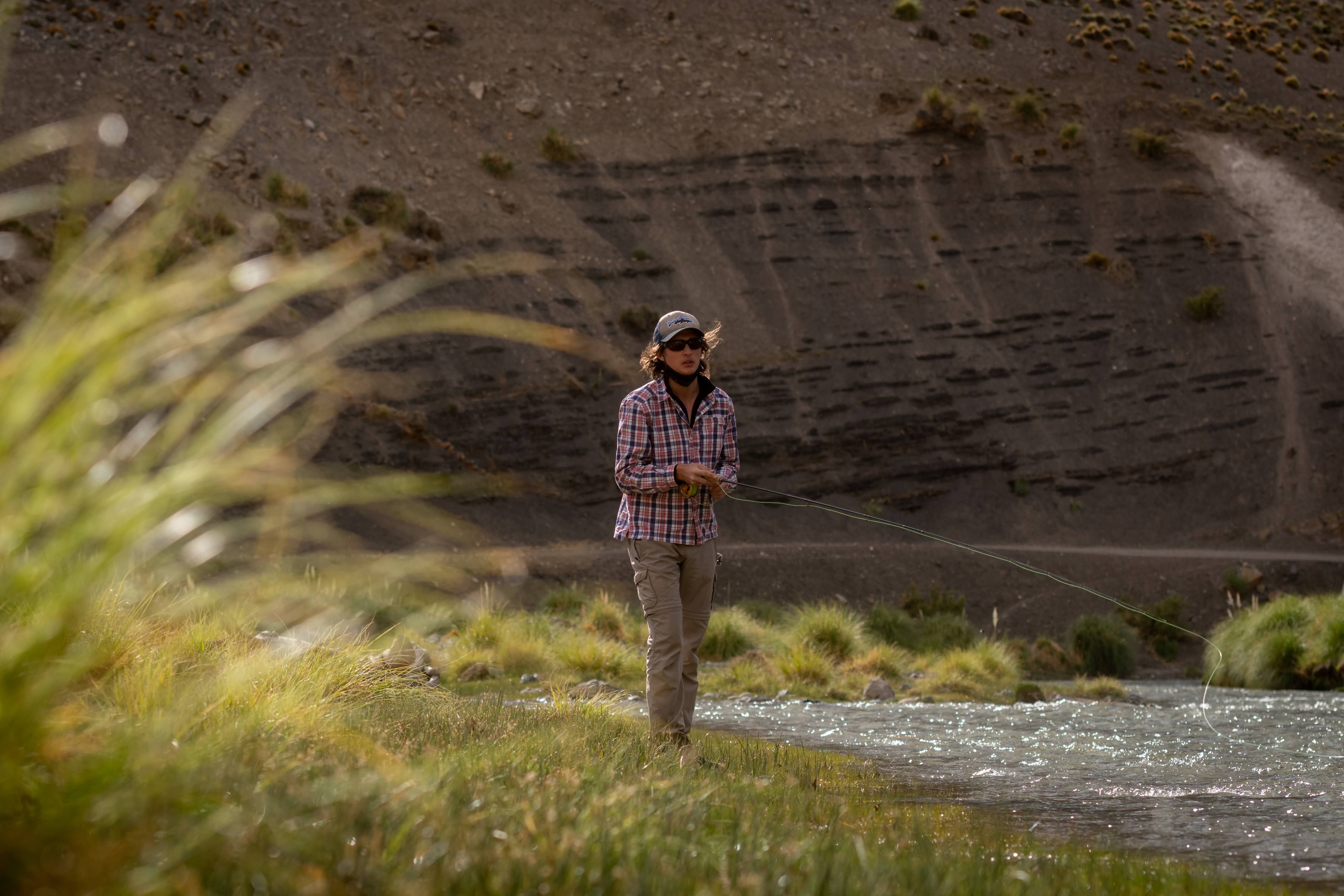 Para los amantes de la pesca con mosca Malargüe se ha transformado en una meta obligada. Los ríos Atuel, Barrancas, Tordillo, Poti-Malal, Chico, Salado y Arroyo Valenzuela están abundantemente poblado especialmente de salmónidos.