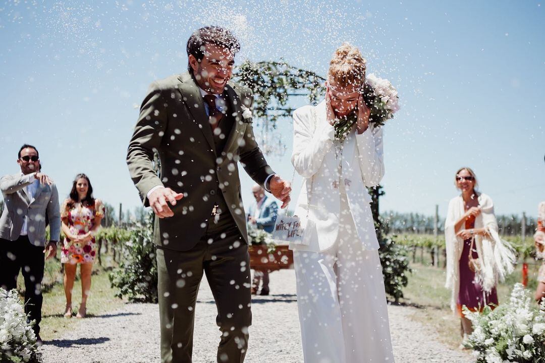 Las fotos oficiales de Nicole Neumann y Manu Urcera en su casamiento.