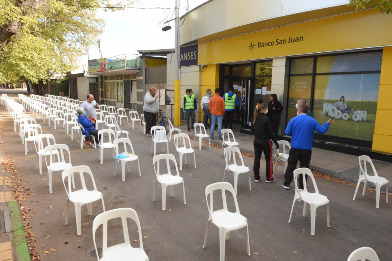 Abril. Muy pocos jubilados esperando el turno para cobrar un día después del caos que se produjo en los bancos de Mendoza.