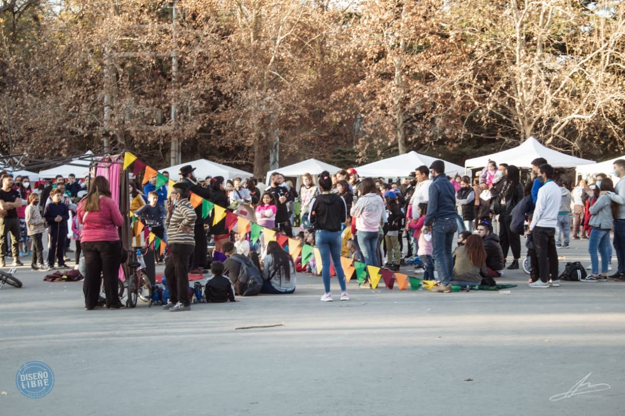 Emprendedores independientes ofrecen sus creaciones para regalar en Navidad en una feria en el parque San Martín. Foto: Gentileza.