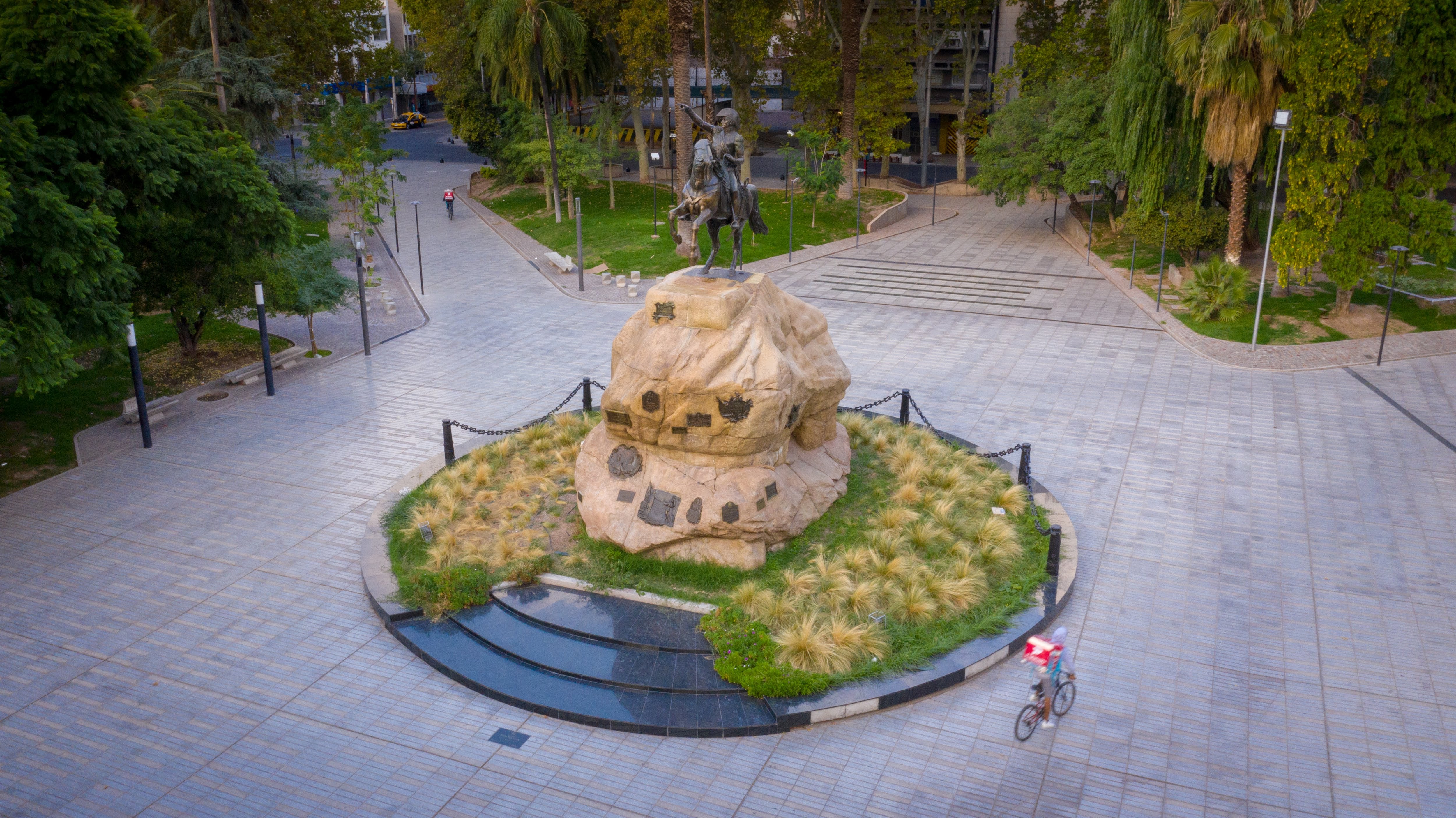 Mendoza 25 de abril de 2020

Plaza San Martín vacía una tarde de cuarentena. 

Foto: Ignacio Blanco / Los Andes