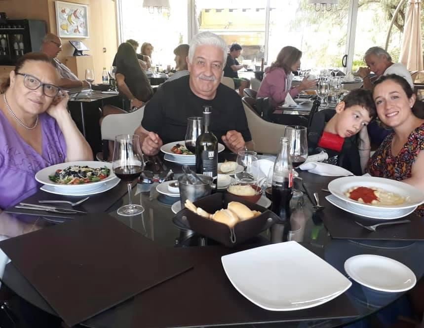 Rocío junto a su mamá, papá y su hijo Valentino.