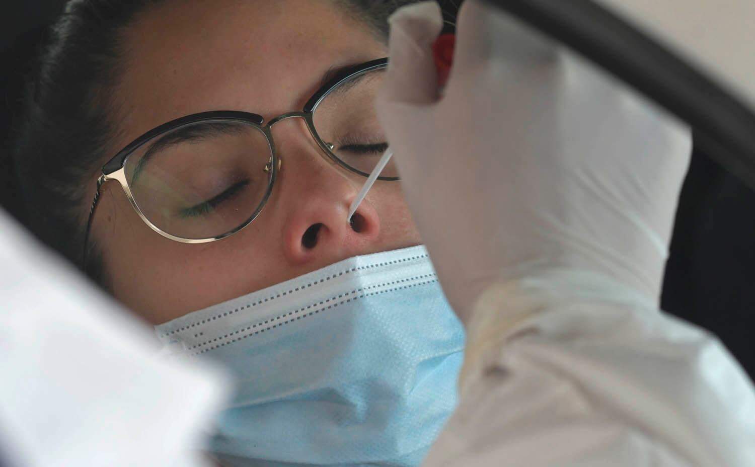 Personal de salud, trabaja en el Centro de testeos rápidos en el Julio Le Parc. Foto: Orlando Pelichotti / Los Andes