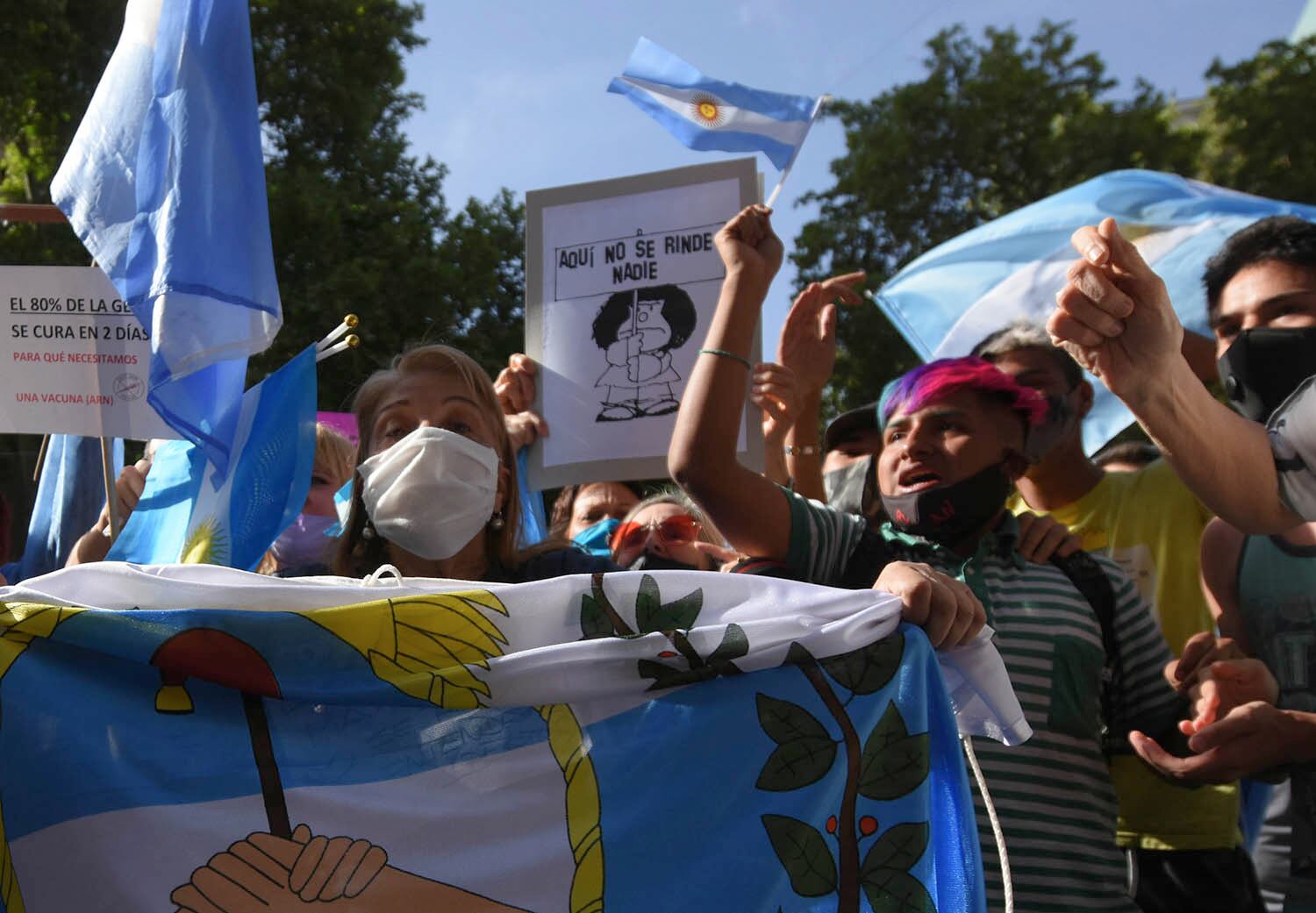 Muchas personas asistieron a la marcha para apoyar la decisión del Gobernador de no volver atrás con las medidas.