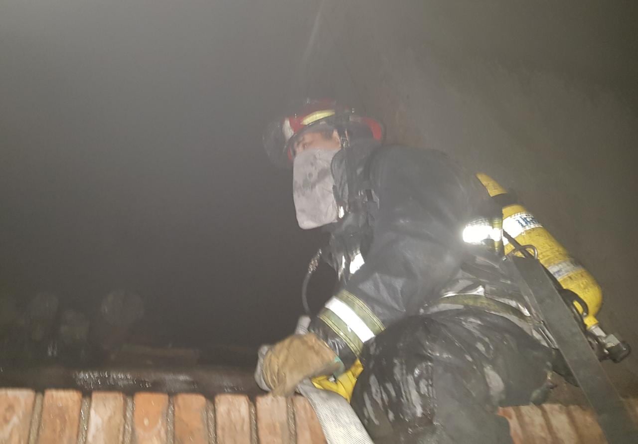 El trabajo de los bomberos en el edificio de calle Colón - Orlando Pelichotti / Los Andes 