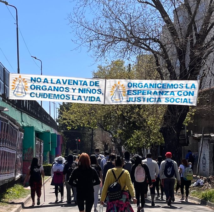 Peregrinación a Luján, en Liniers, Buenos Aires, lució con carteles en contra de Milei. Foto: X / @sofirozen