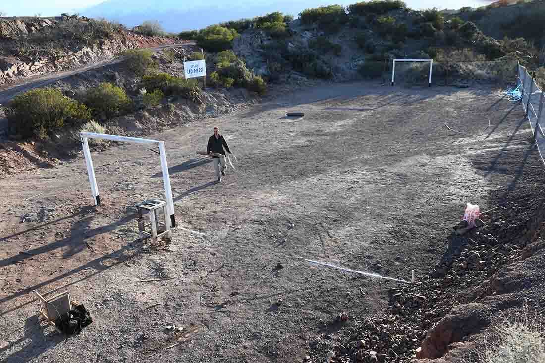 Rafael, un vecino del lugar trabajando en la canchita.