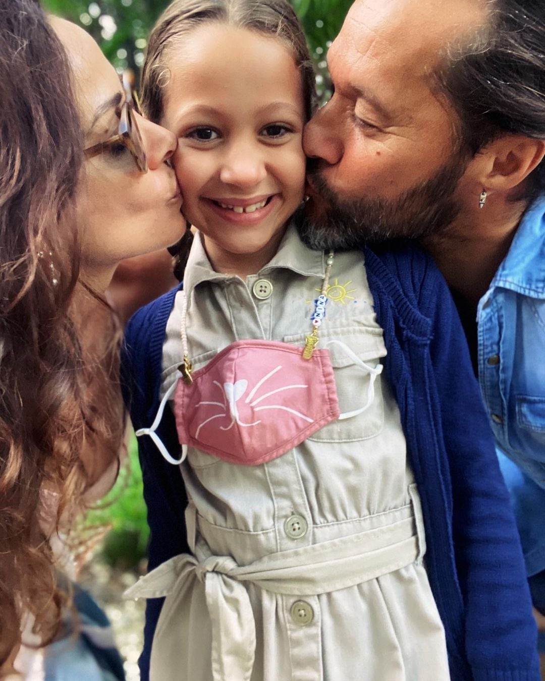 Diego Torres y Débora Bello, junto a su hija Nina