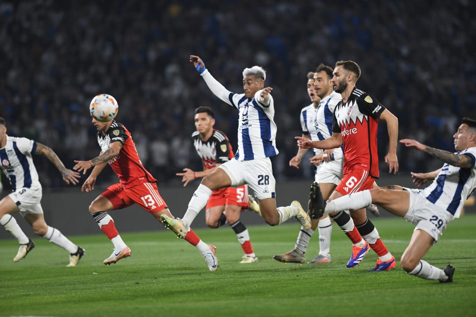 Talleres y River, en el duelo de ida por los octavos de final de la Libertadores, en el Kempes. (Facundo Luque / La Voz)