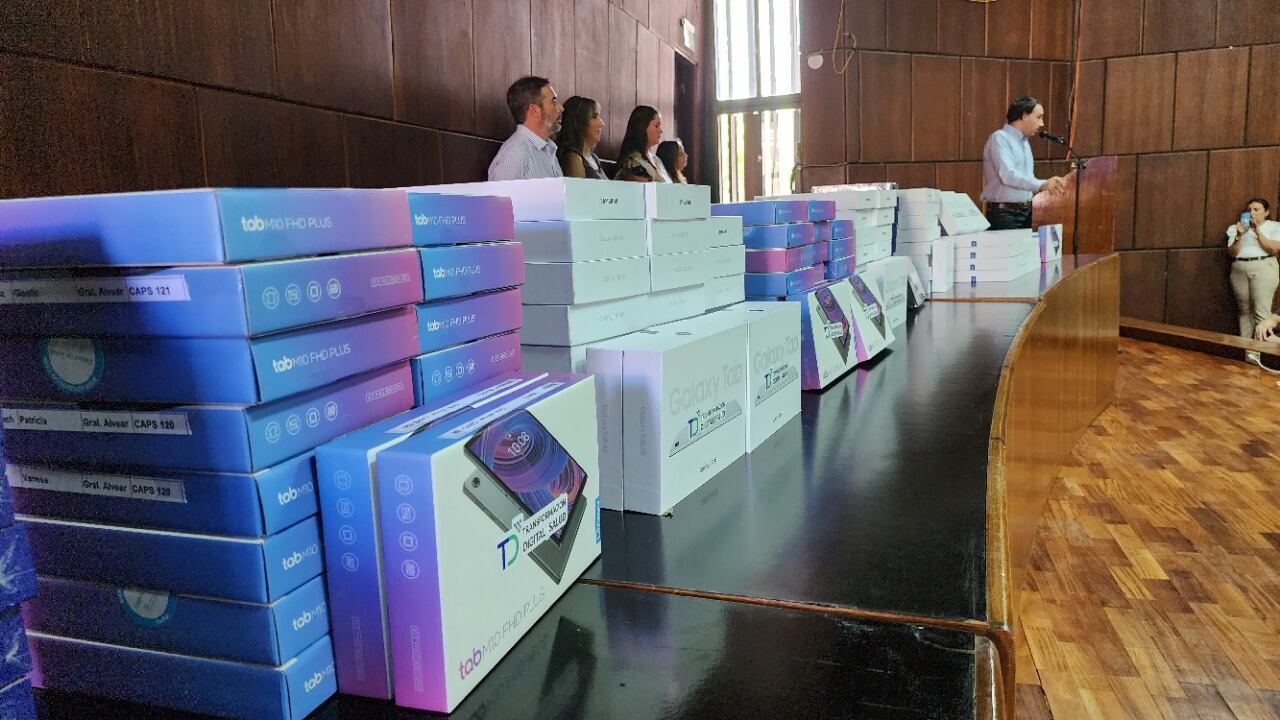 En las tablets provistas por la cartera de Salud, los agentes podrán recabar los datos de las familias que están a su cargo mediante un sistema que no necesita de la conexión a internet. Foto: Prensa Gobierno de Mendoza.