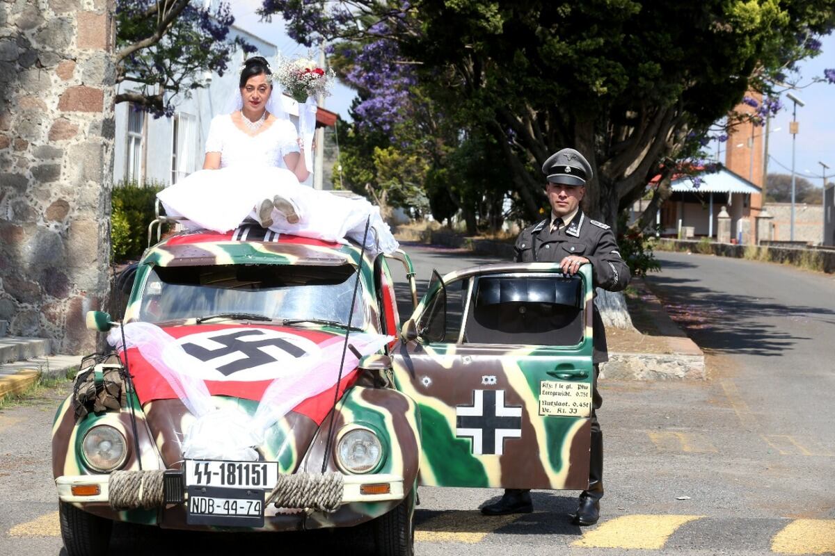 Una pareja se casó y los invitados se disfrazador de oficiales nazis. Milenio.