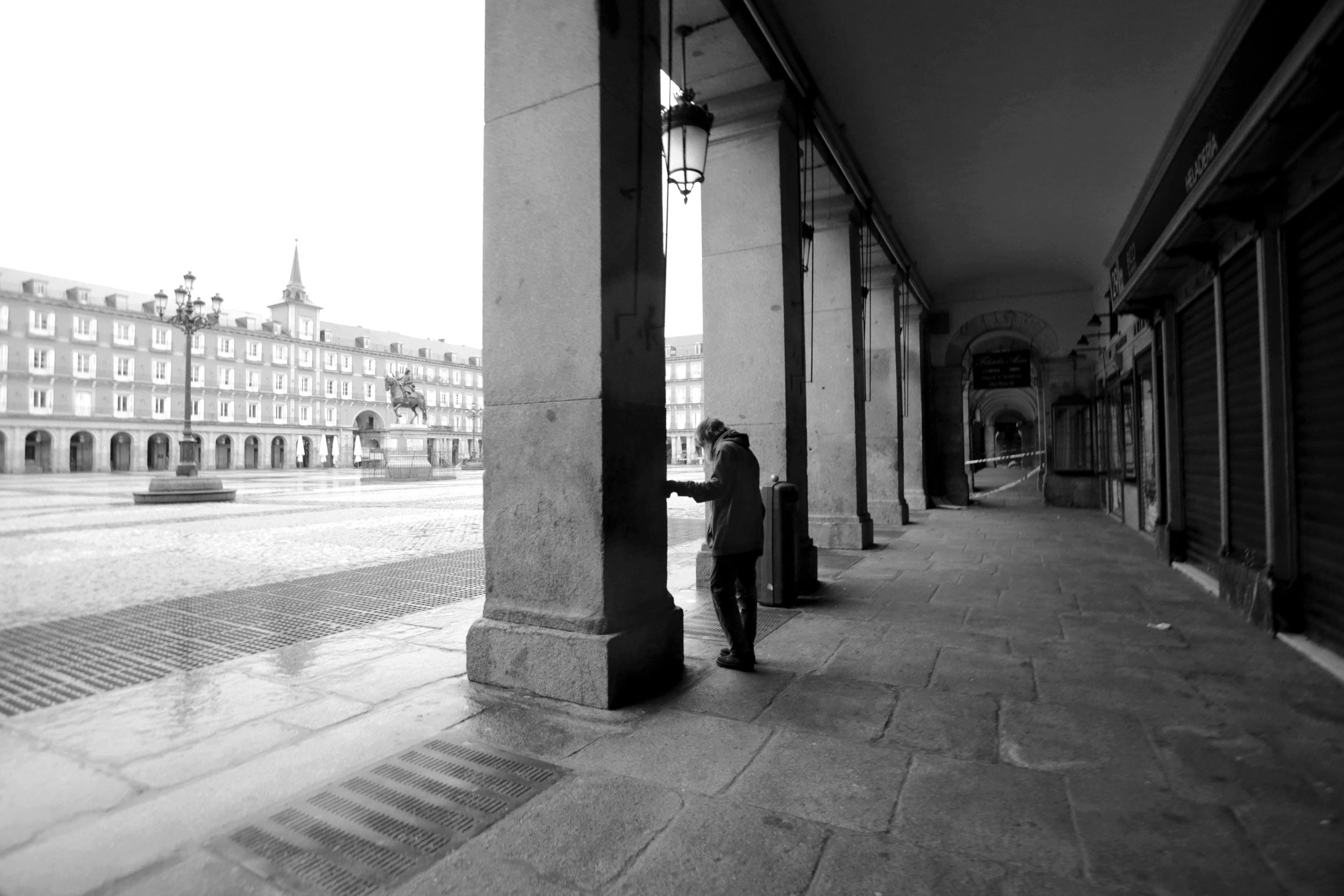 Plaza Mayor. Ícono de Madrid, siempre atestada de turistas, en una postal que lo dice todo.