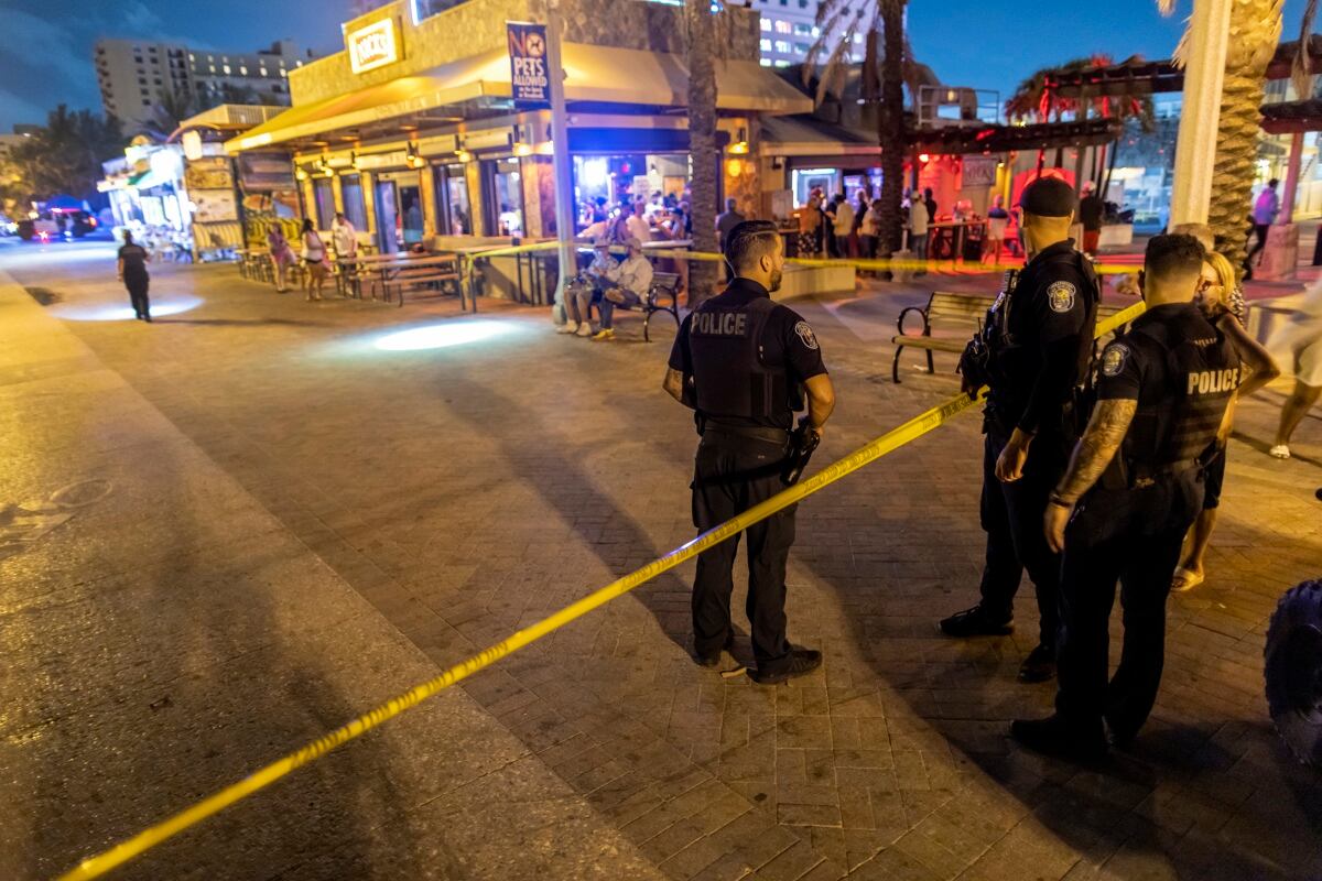 La Policía trabaja tras un tiroteo con nueve heridos en Hollywood Beach, Florida (EFE)