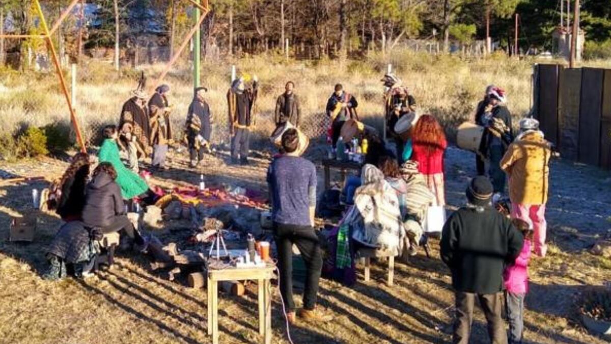 En el espacio Volar (piedemonte lujanino) se hizo una celebración reducida a cargo del colectivo artístico Año Nuevo del Sur y fue transmitida por redes sociales. Foto: Colectivo artístico Año nuevo del Sur.