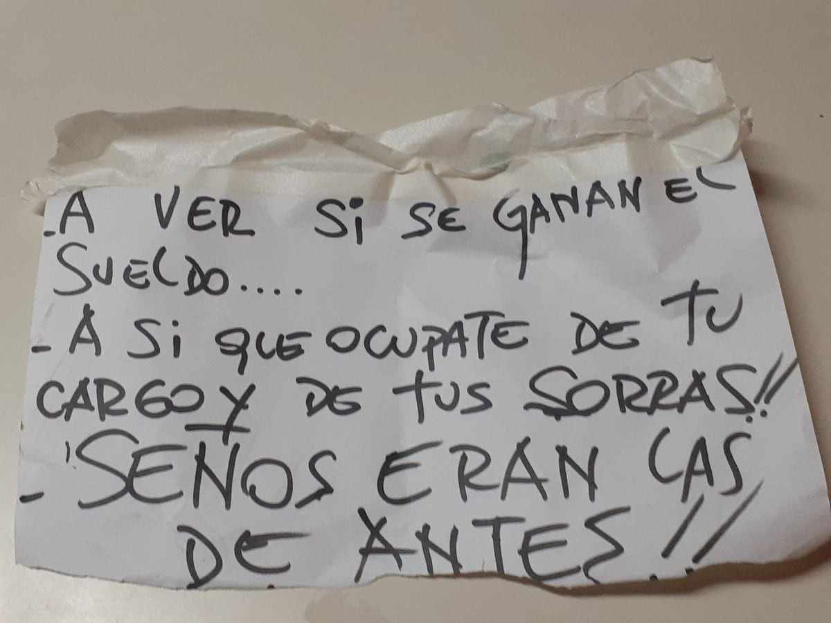 La nota que dejaron los agresores frente a la escuela. 