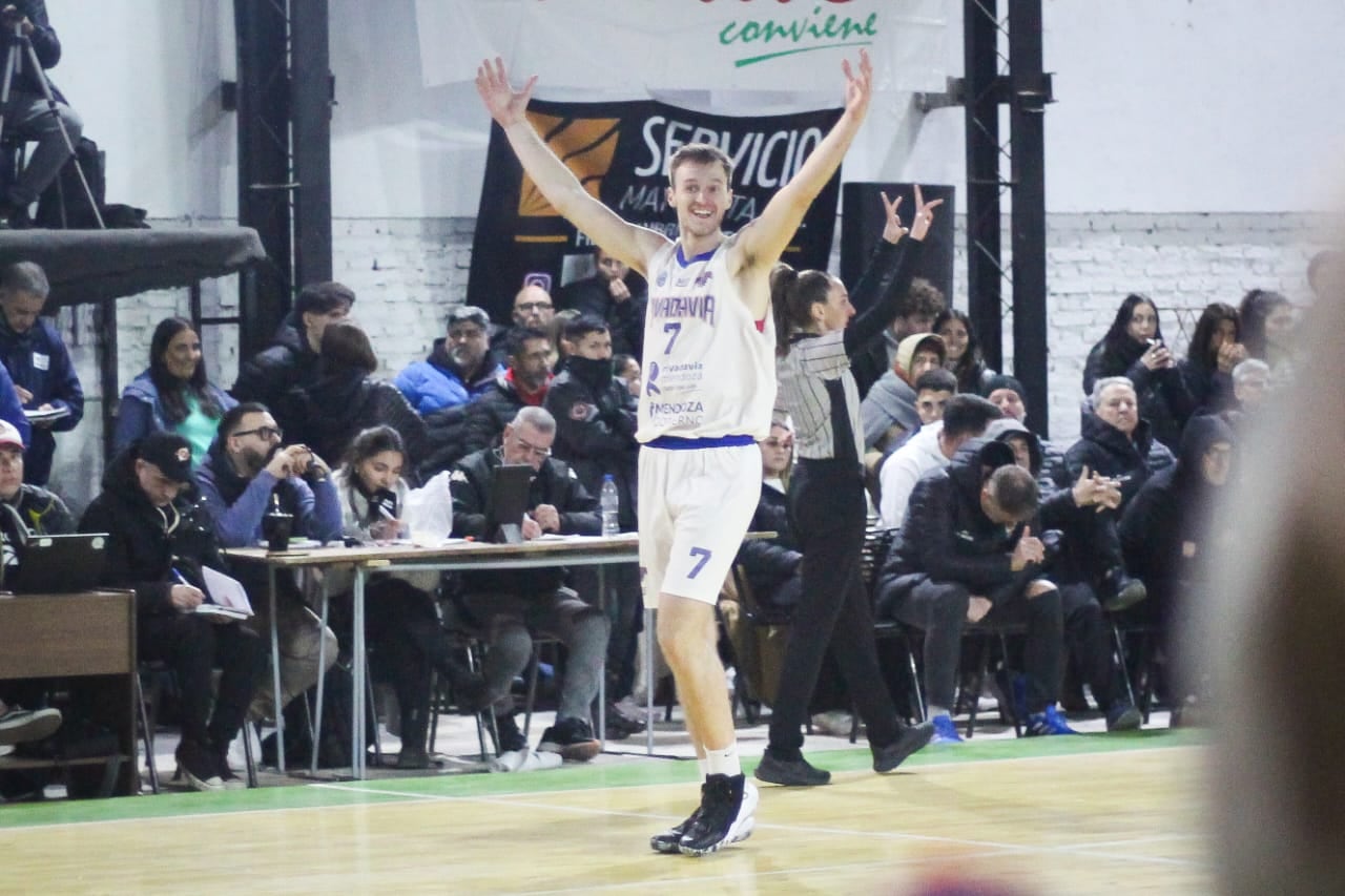 Valentín Simondi, jugó un verdadero partidazo para Rivadavia Basquet campeón. / Gentileza: Salto Inicial.