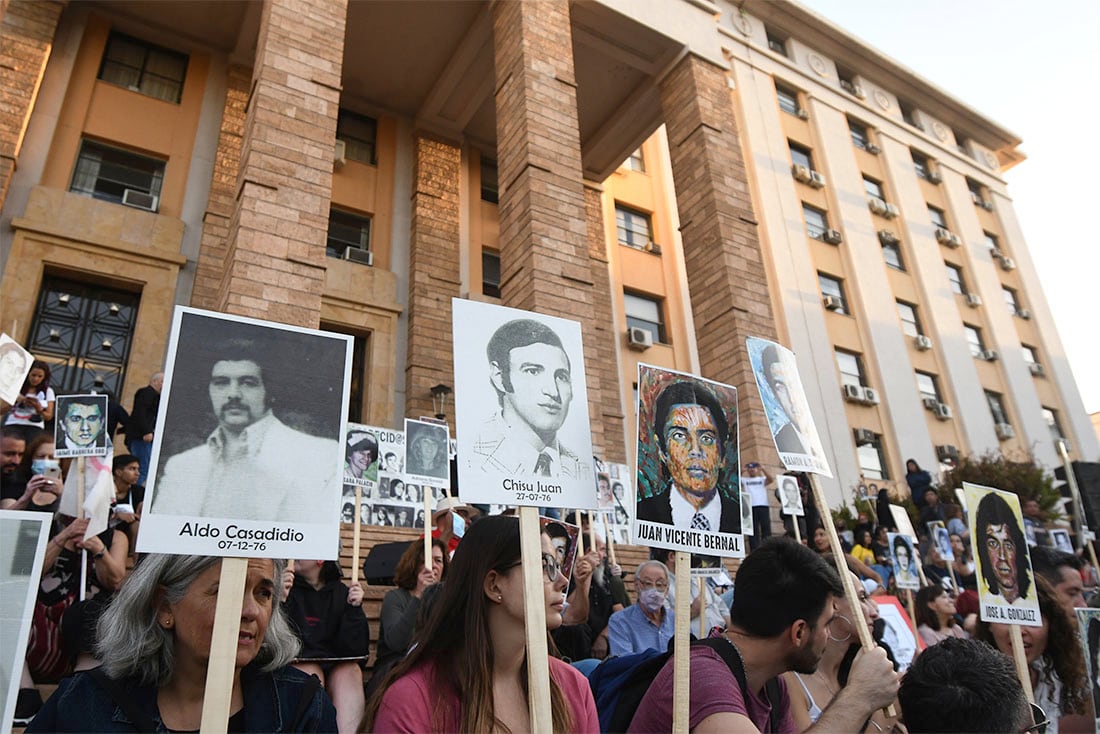 Miles de mendocinos se movilizaron por el día Nacional  de la Memoria por la Verdad y la Justicia.
La movilización comenzó en San Martín y Sarmiento y finalizó en casa de Gobierno.
Foto José Gutierrez / Los Andes 