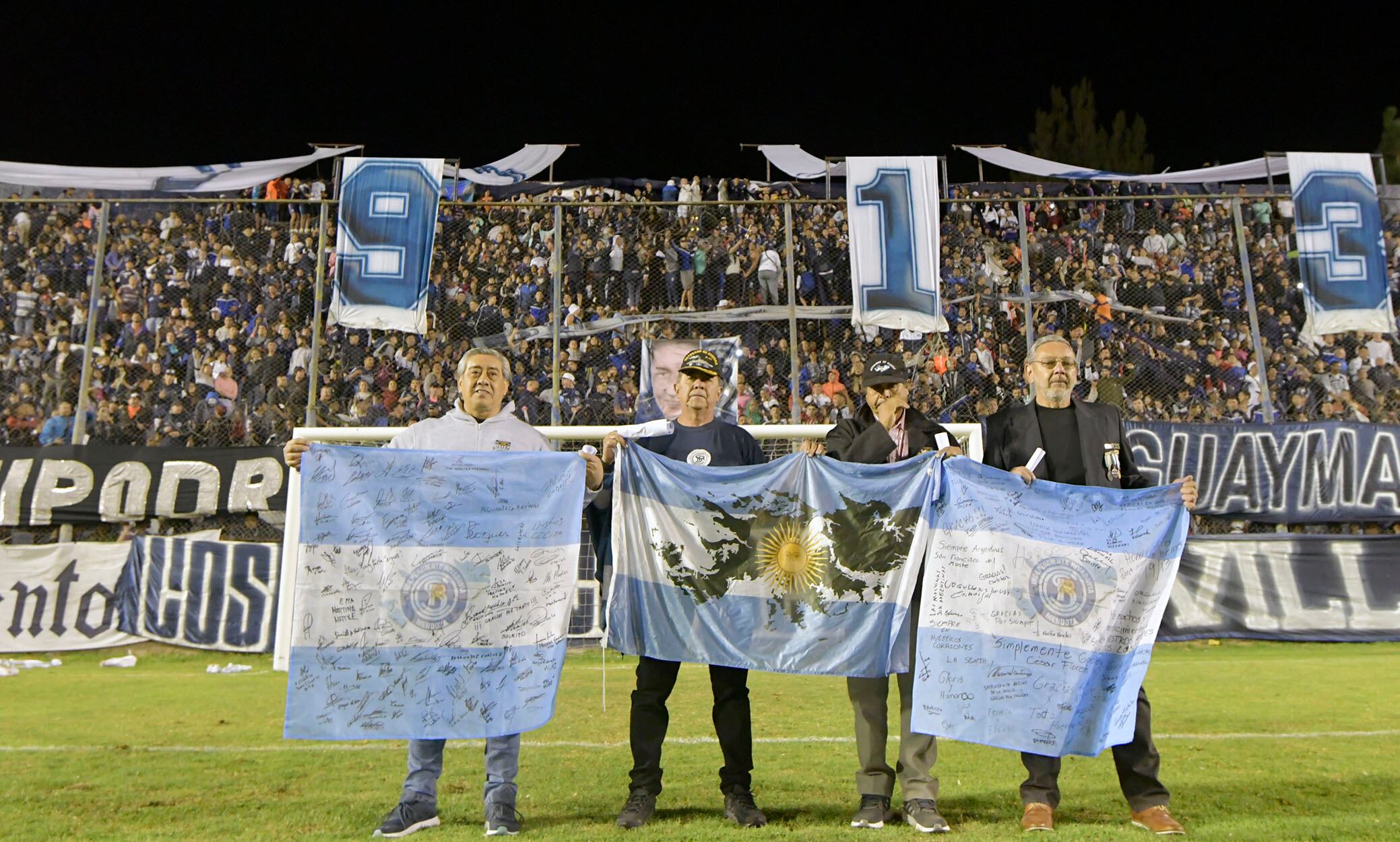 03 de abril  2022 Deportes
Primera Nacional Club Sportivo Independiente Rivadavia

Independiente Rivadavia  juega contra el Club  Tristán Suárez, por la fecha 9 de la Primera Nacional, el elenco conducido por Gabriel Gómez saldrá al campo de juego del Bautista Gargantini con varios cambios
Foto: Orlando Pelichotti / Los Andes