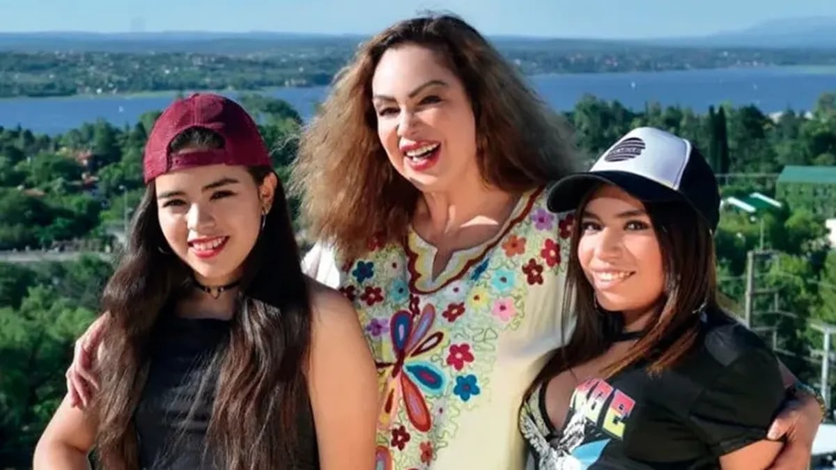 Beatriz Salomón y sus hijas