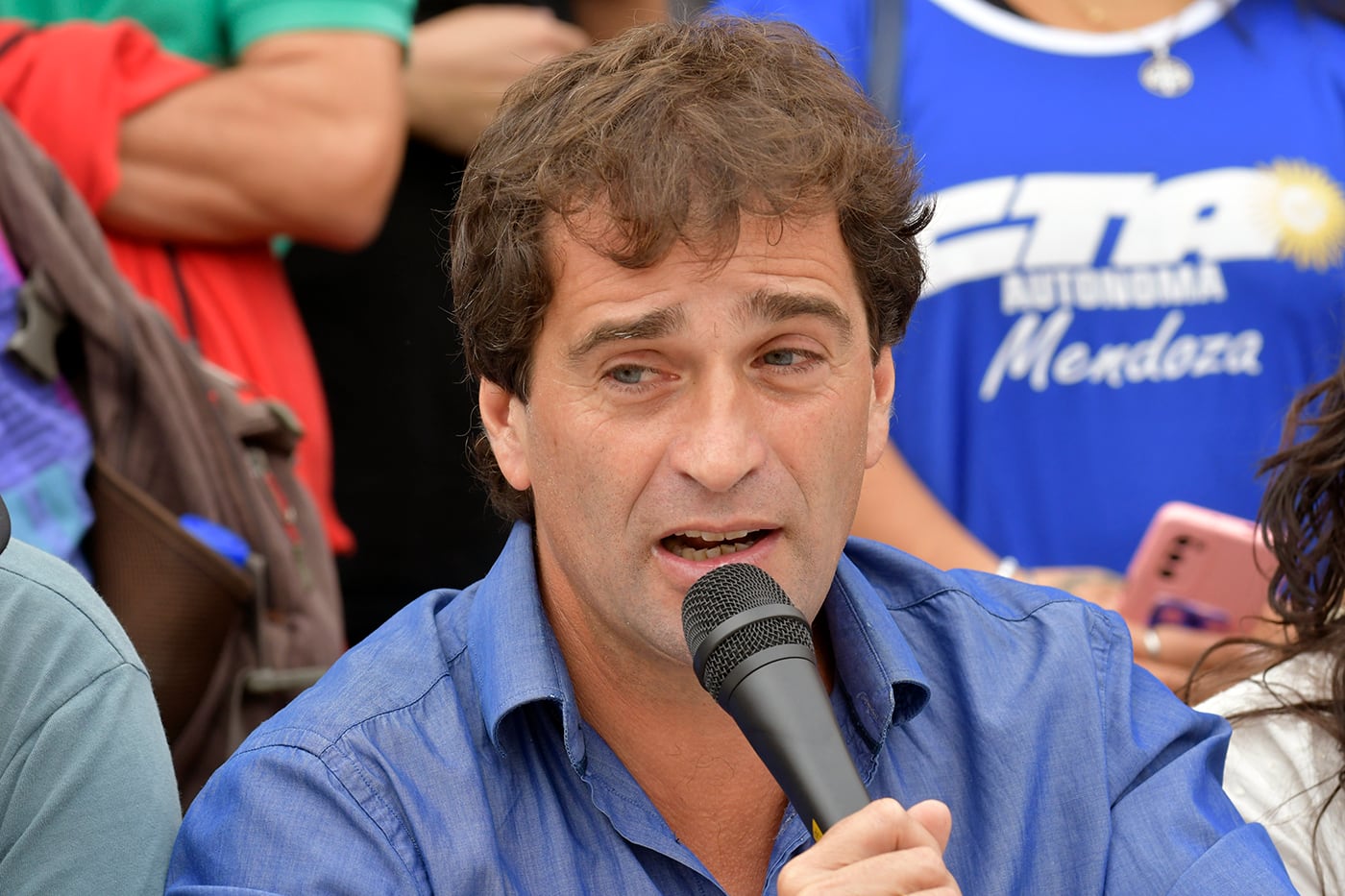 Gabriel Solano, del Frente de Izquierda y dirigente del Polo Obrero, pidió libertad para Martín Rodríguez y Lorena Torres, que están detenidos por las protestas piqueteras desde la semana pasada.


Foto: Orlando Pelichotti