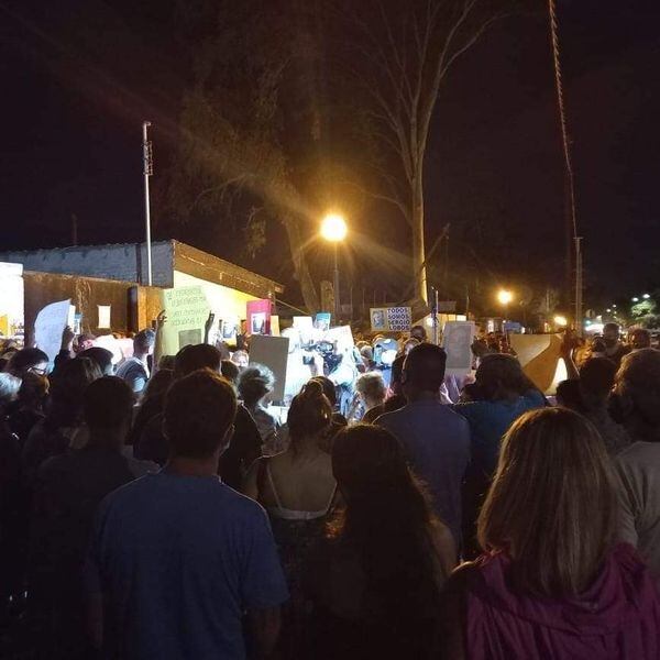 Los manifestantes portaban pancartas y pedían justicia. Gentileza Hola Mendoza.