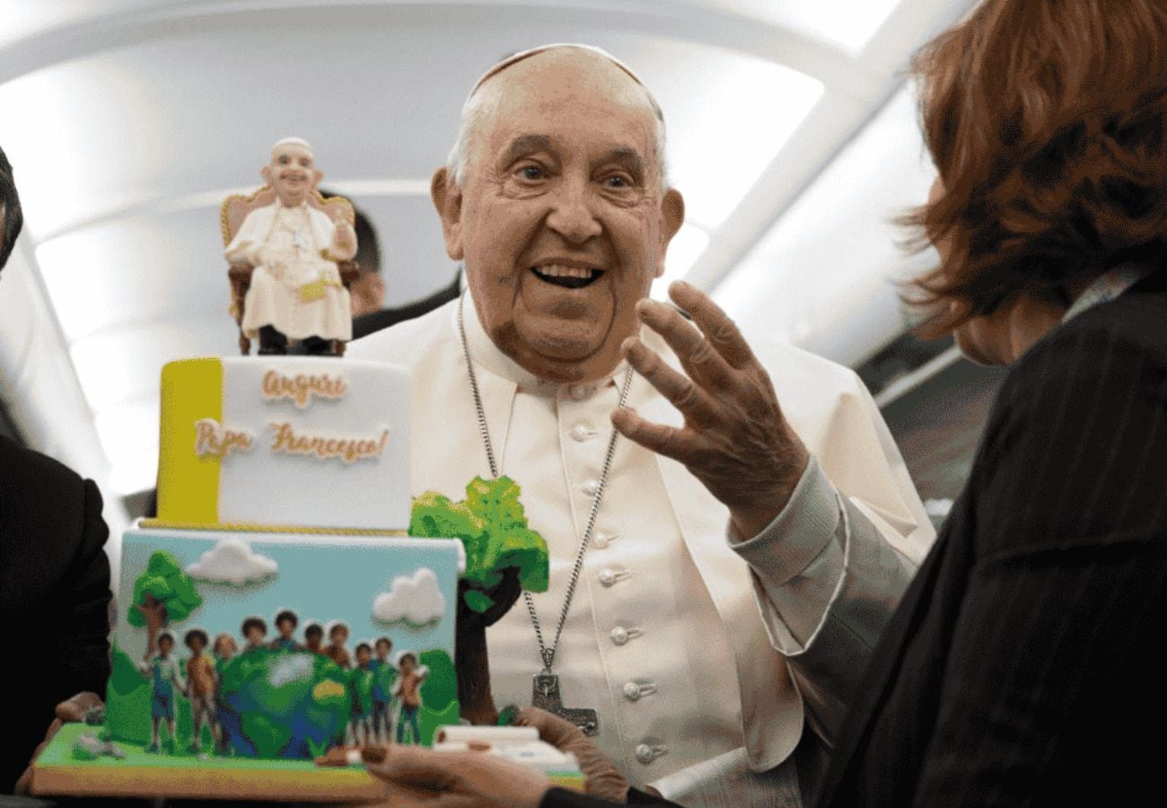 Festejó su cumpleaños en el avión.