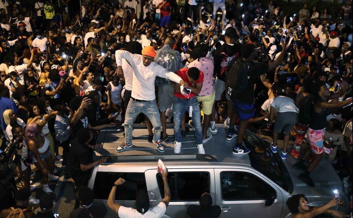 Toque de queda y estado de emergencia en Miami Beach ante la llegada de una multitud incontrolable de turistas.