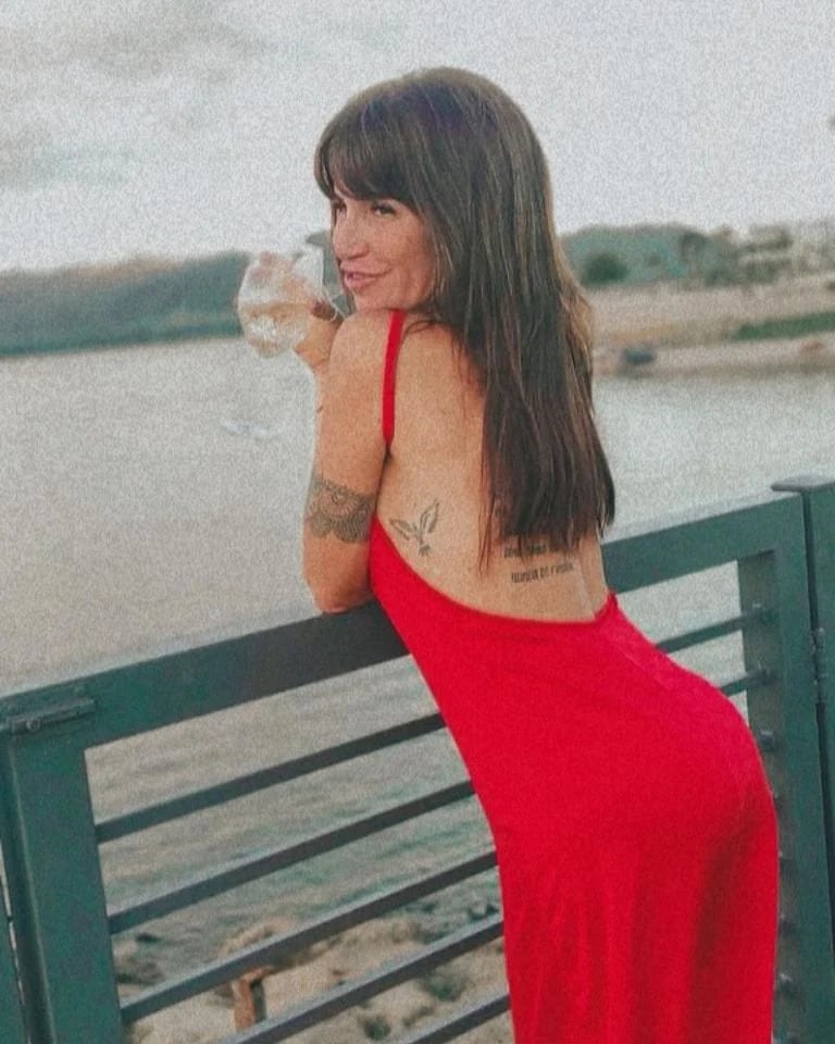 La actriz eligió el rojo para posar.