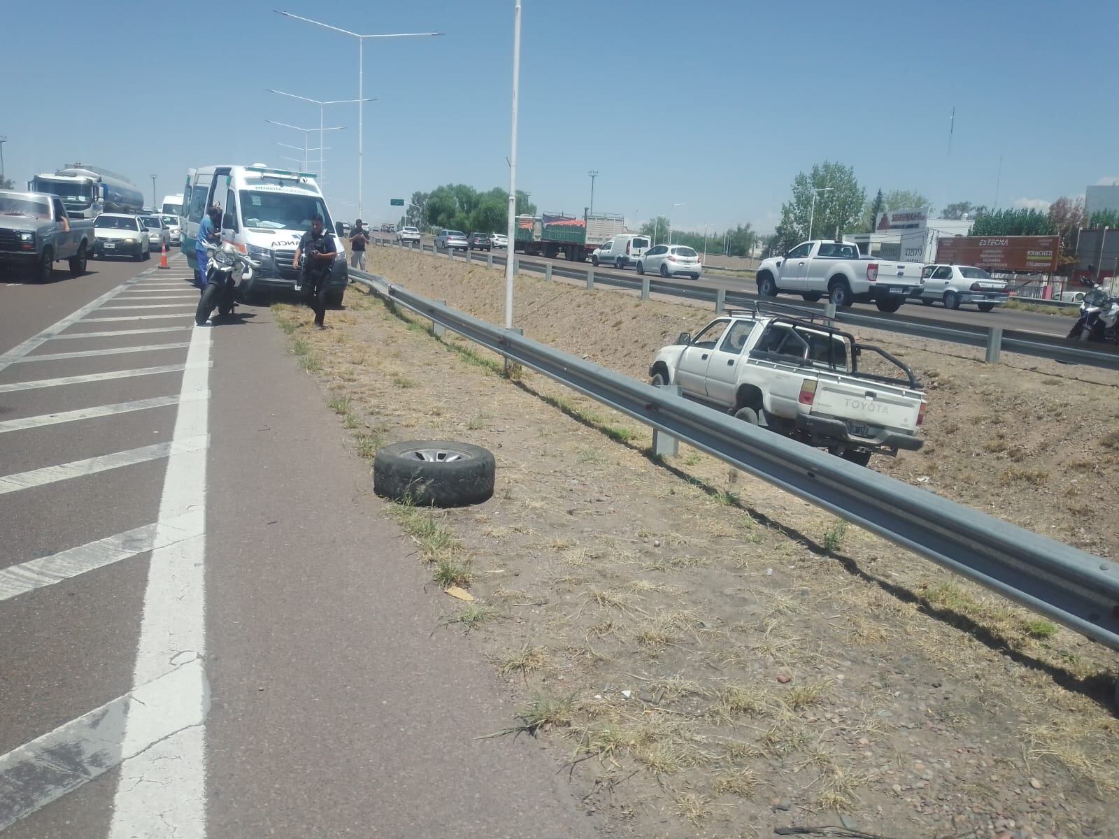 El delincuente perdió el control de la camioneta y terminó volcando - Fuentes policiales