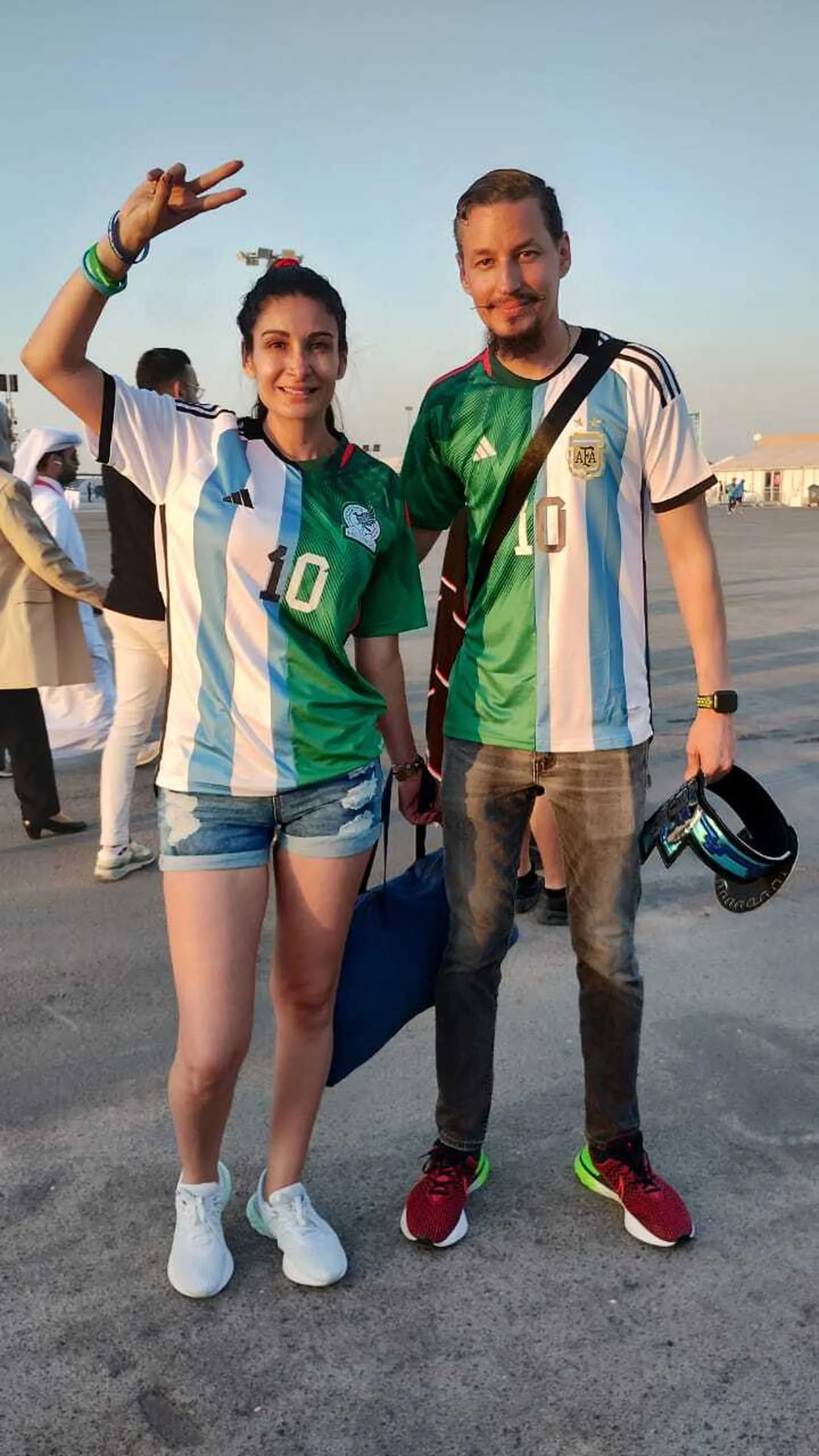 Son de México pero su amor por Messi los llevó a crear una divertida camiseta.