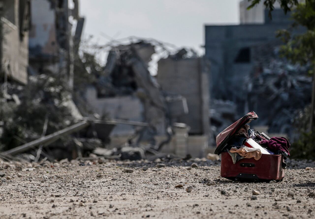 Gaza (---), 10/10/2023.- The destroyed Al-Ramal neighborhood following an Israeli air strike in Gaza City, 10 October 2023. More than 700 people have been killed and around 4,000 have been injured according to the Palestinian Ministry of Health, after Israel started bombing the Palestinian enclave in response to an attack carried out by the Islamist movement Hamas on 07 October. More than 3,000 people, including 1,500 militants from Hamas, have been killed and thousands injured in Gaza and Israel since 07 October, according to Israeli military sources and Palestinian officials. EFE/EPA/MOHAMMED SABER
