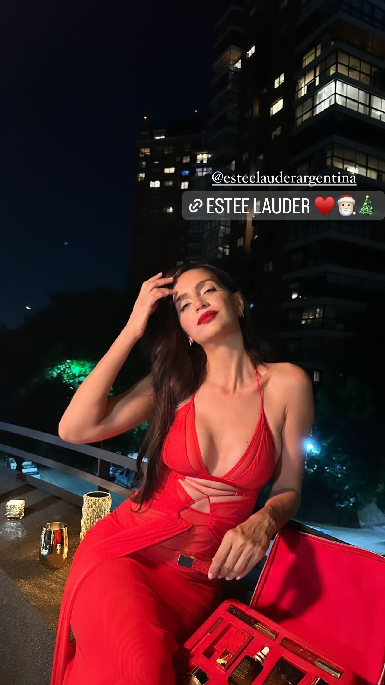 Zaira Nara eligió el rojo para todo. / Instagram.