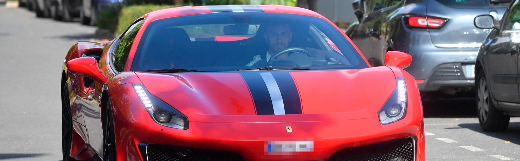 Leandro Paredes, jugador del París Saint Germain y la Selección argentina llegó a los entrenamientos de su club con una Ferrari 488 Pista.