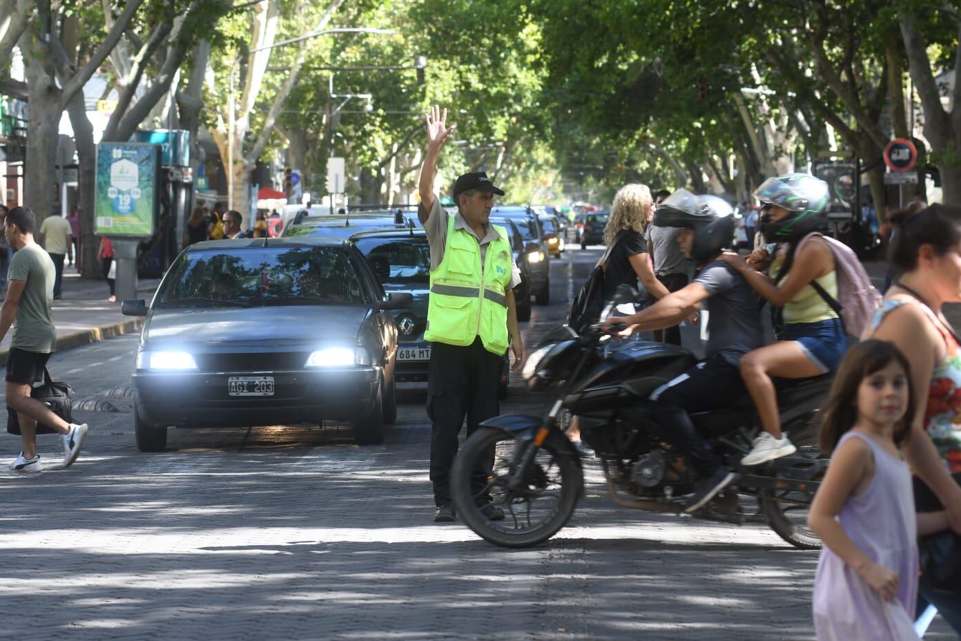 Un apagón masivo en Mendoza y varias provincias debido a un incendio que afectó a torres de alta tensión y provocó cortes de energía eléctrica en la mitad del país. Foto: José Gutiérrez / Los Andes